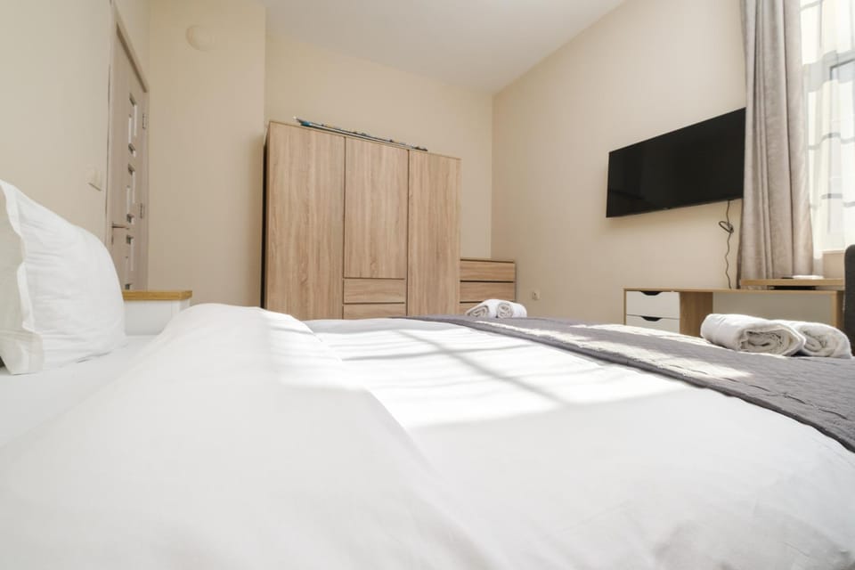 Bed, TV and multimedia, Photo of the whole room, Bedroom, towels, wardrobe