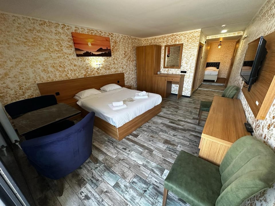 Bed, TV and multimedia, Living room, Photo of the whole room, Seating area, Bedroom, minibar, towels, wardrobe