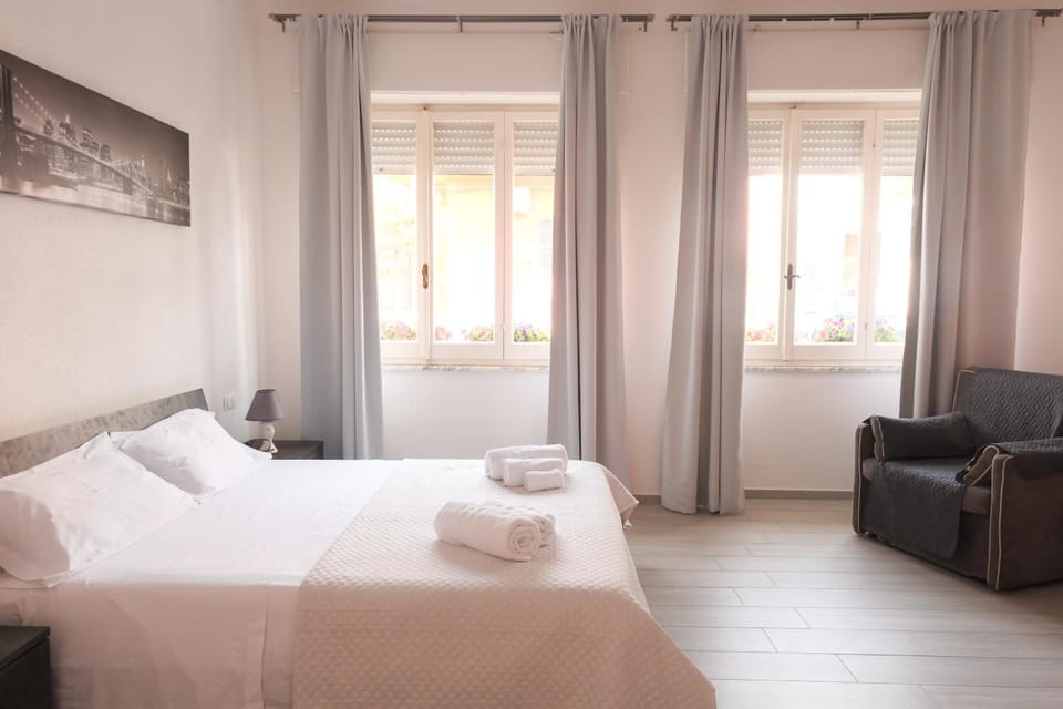 Bed, Photo of the whole room, towels