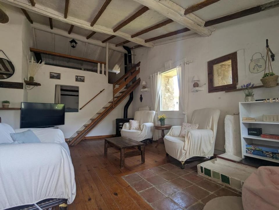 Bed, TV and multimedia, Living room, Photo of the whole room, Seating area, Bedroom