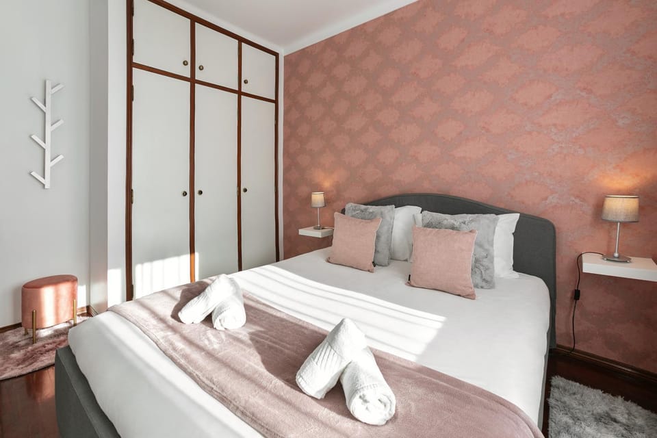 Bed, Bedroom, towels, wardrobe