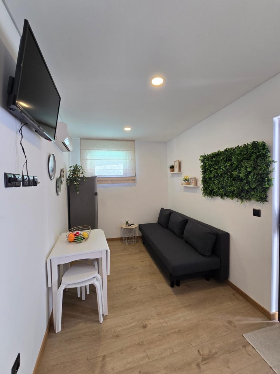 Communal lounge/ TV room, TV and multimedia, Living room, Seating area, air conditioner