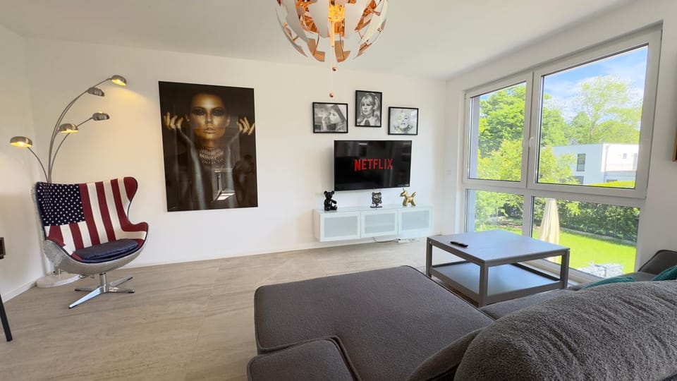 Communal lounge/ TV room, TV and multimedia, Living room, Seating area, Evening entertainment
