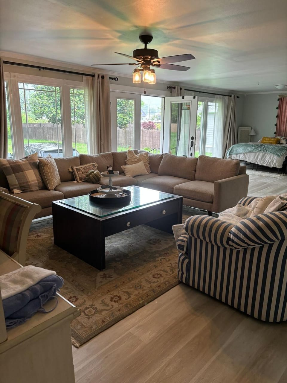 Bed, Living room, Photo of the whole room, Seating area