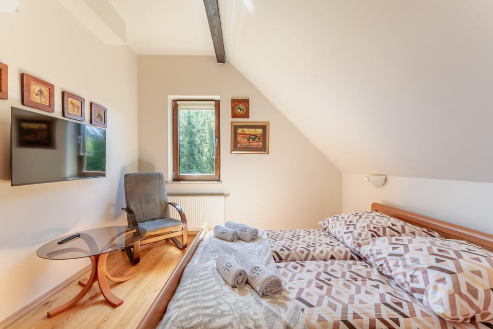 Bed, TV and multimedia, Photo of the whole room, Bedroom, towels