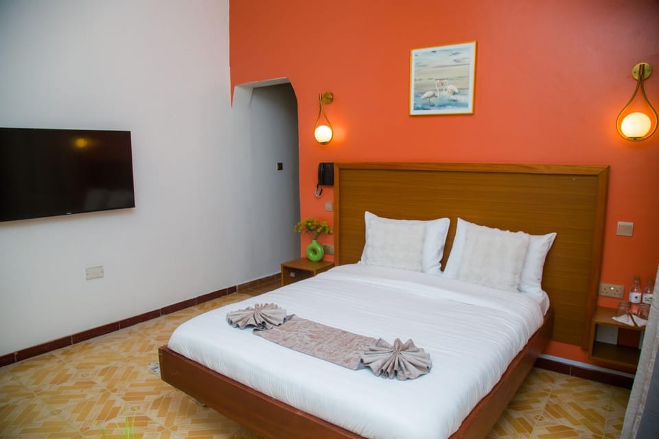 Bed, TV and multimedia, Photo of the whole room, Bedroom, towels