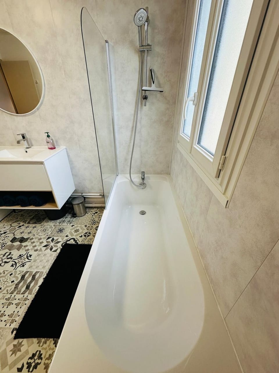 Studio Lumineux avec Balcon - Proche Gare & Centre Apartment in Centre-Val de Loire