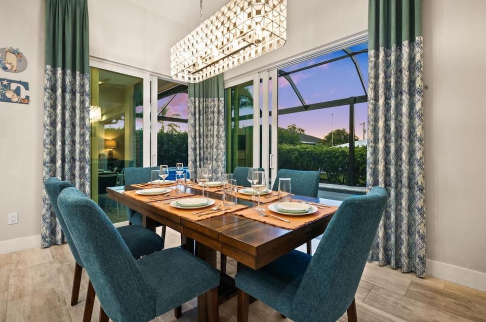 Casa Palma - 5 Min to Beach, Heated Pool, Hot Tub, New Build Villa in Marco Island