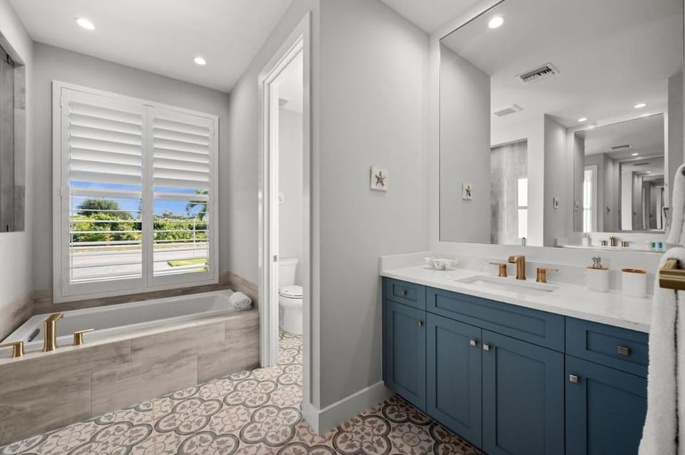 Casa Palma - 5 Min to Beach, Heated Pool, Hot Tub, New Build Villa in Marco Island
