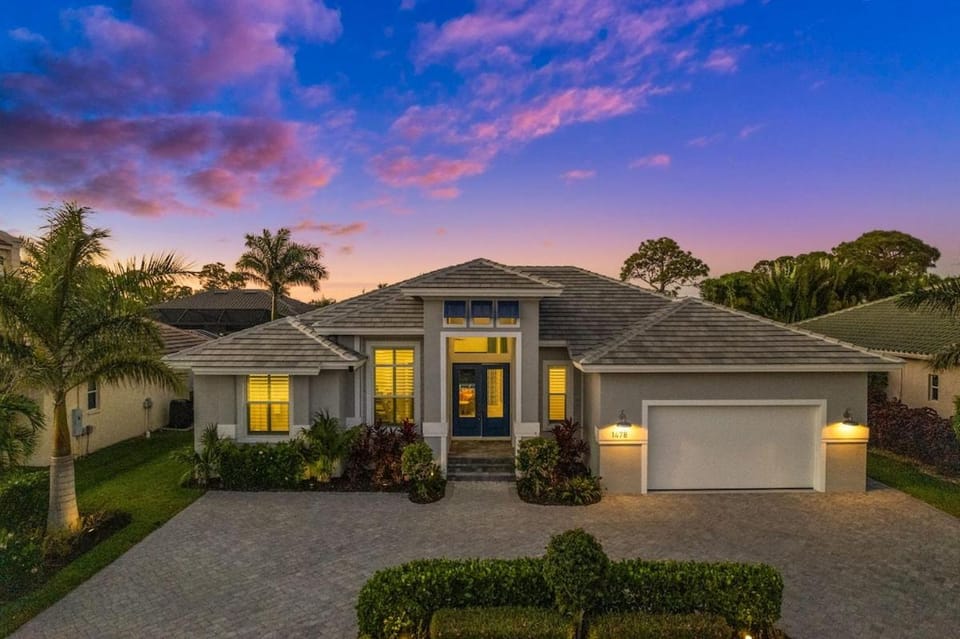 Casa Palma - 5 Min to Beach, Heated Pool, Hot Tub, New Build Villa in Marco Island