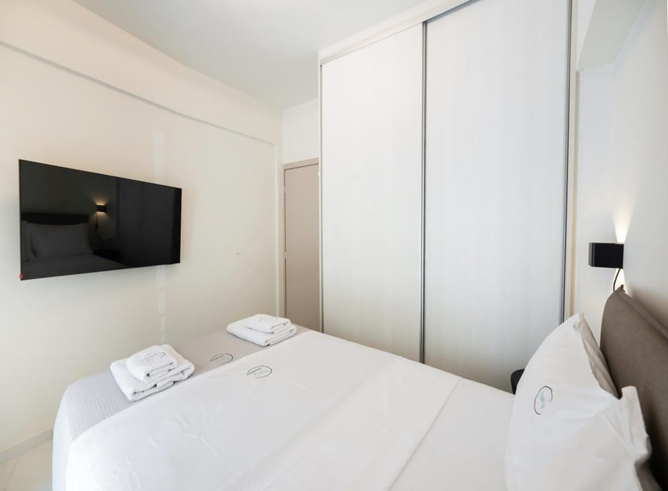 Bed, TV and multimedia, Photo of the whole room, Bedroom, towels, wardrobe