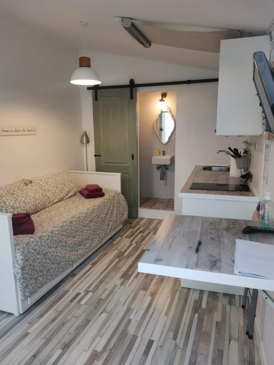 Bed, Kitchen or kitchenette, Photo of the whole room, Seating area