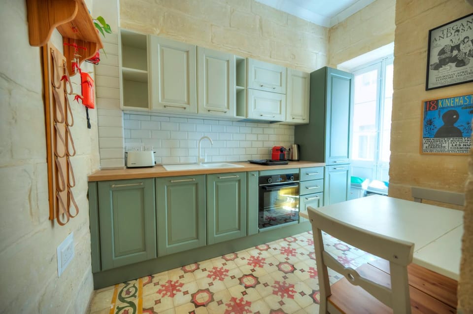 Traditional townhouse near seafront, roof terrace RTHE1-1 Apartment in Malta