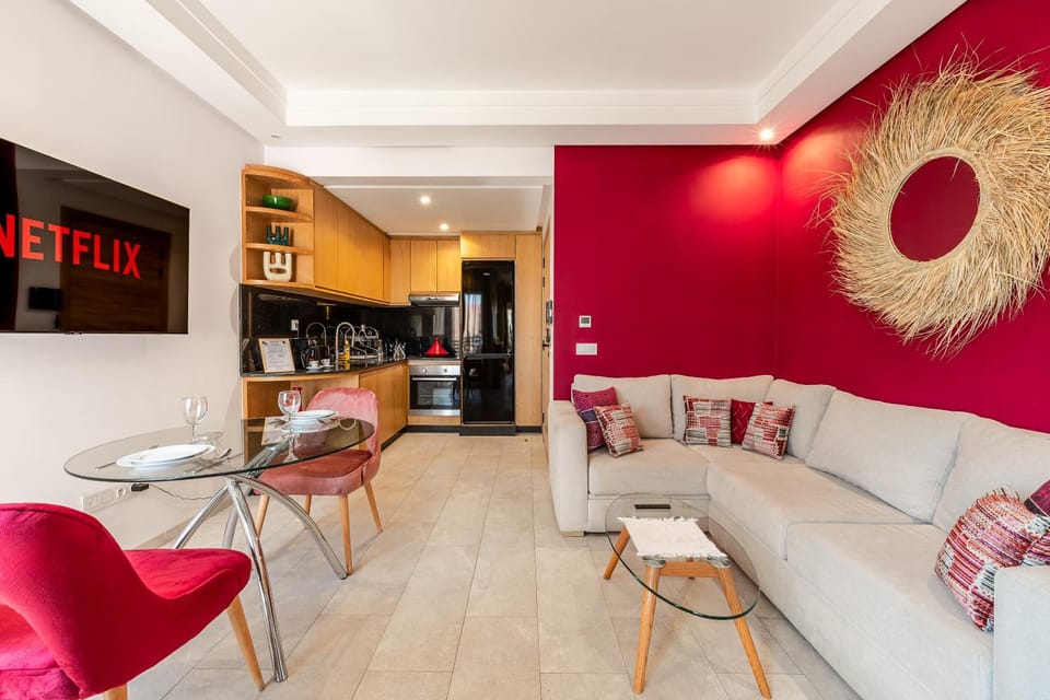 TV and multimedia, Coffee/tea facilities, Kitchen or kitchenette, Living room, Seating area, Dining area, oven