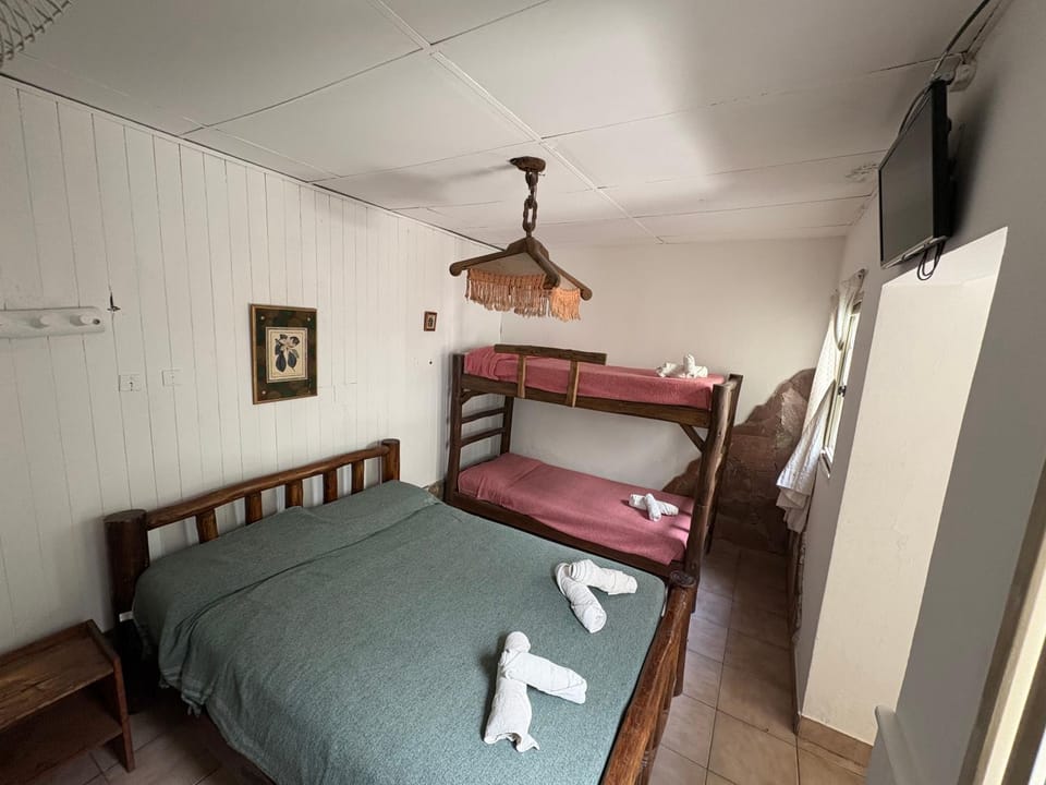 Bed, TV and multimedia, Photo of the whole room, Bedroom, bunk bed, towels