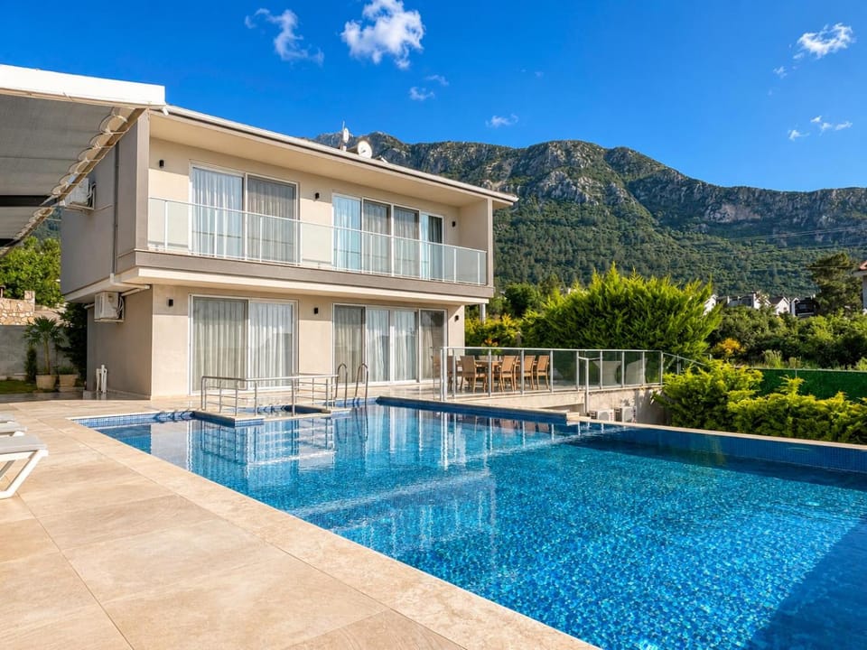 Property building, Swimming pool, sunbed