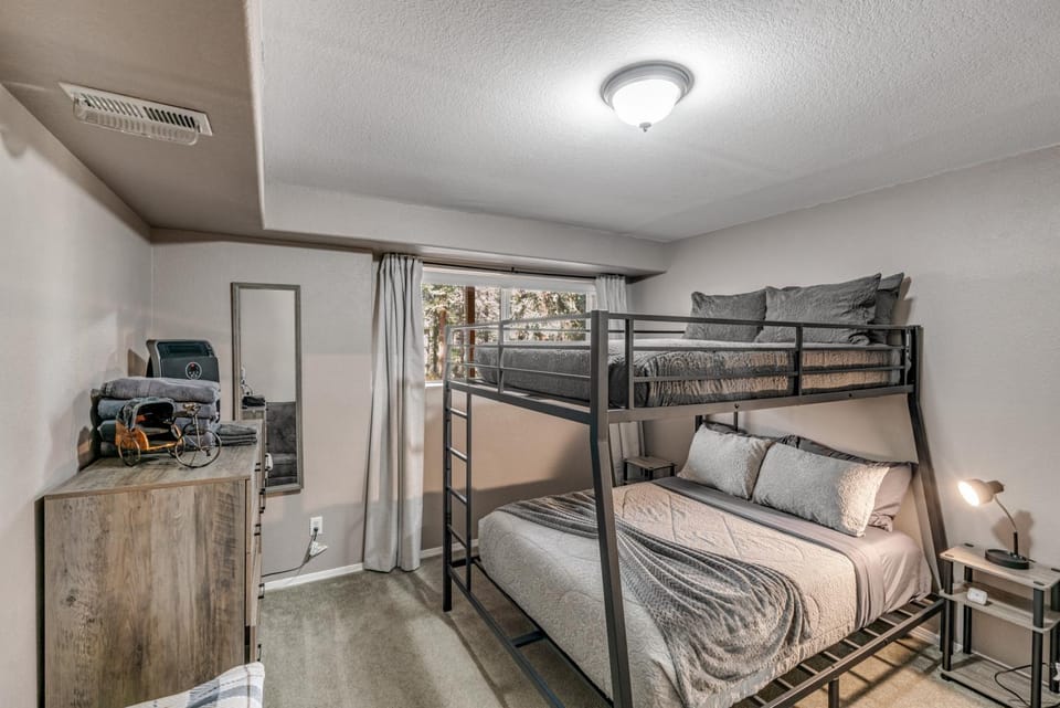 Bed, Kitchen or kitchenette, Living room, Photo of the whole room, Seating area, Bedroom, bunk bed, air conditioner