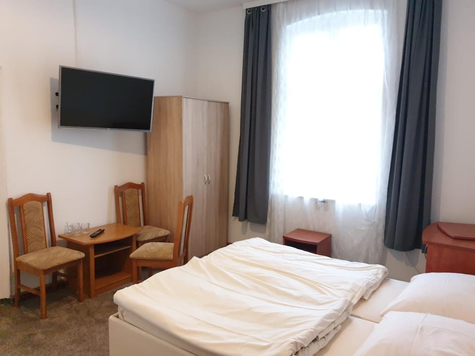 Bed, TV and multimedia, Photo of the whole room, Seating area, Bedroom, wardrobe