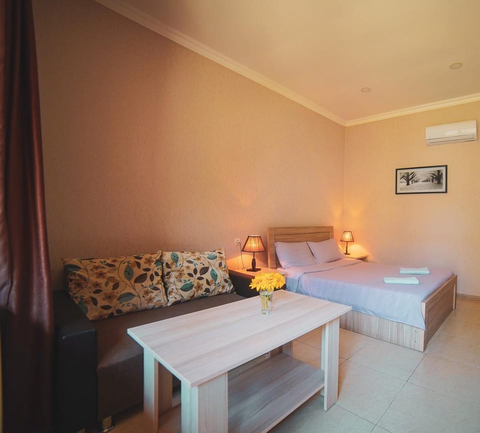Bed, Photo of the whole room, Seating area