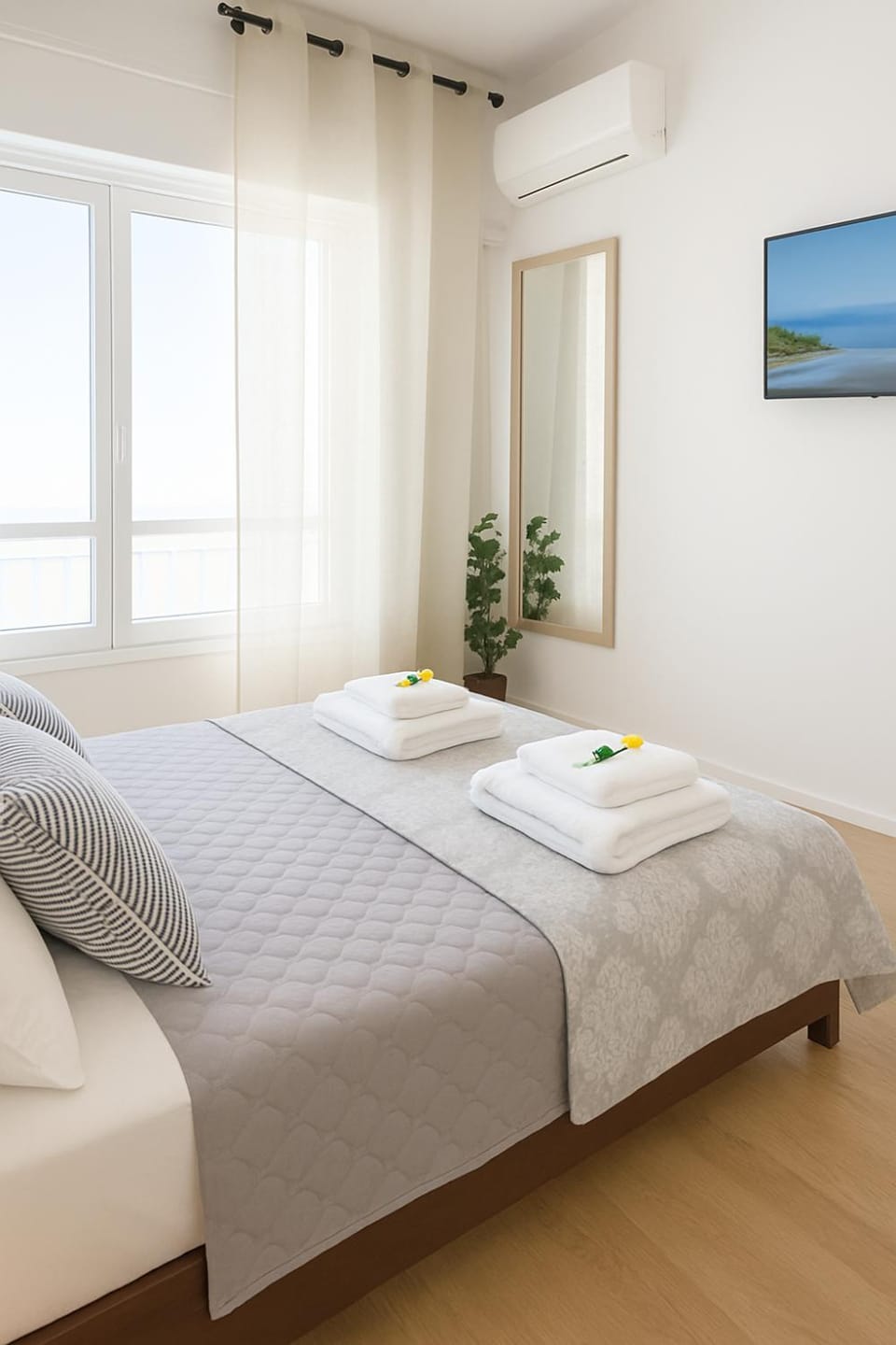Bed, Photo of the whole room, Bedroom, towels