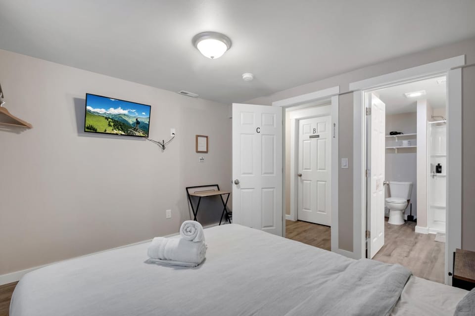 Judkins Basement Suite Near Downtown & Light Rail Bed and Breakfast in Seattle