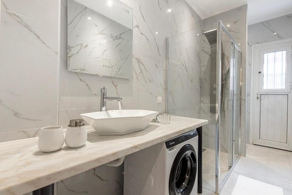 Stylish & Bright Flat Across Metro - 8' to Center Apartment in Athens