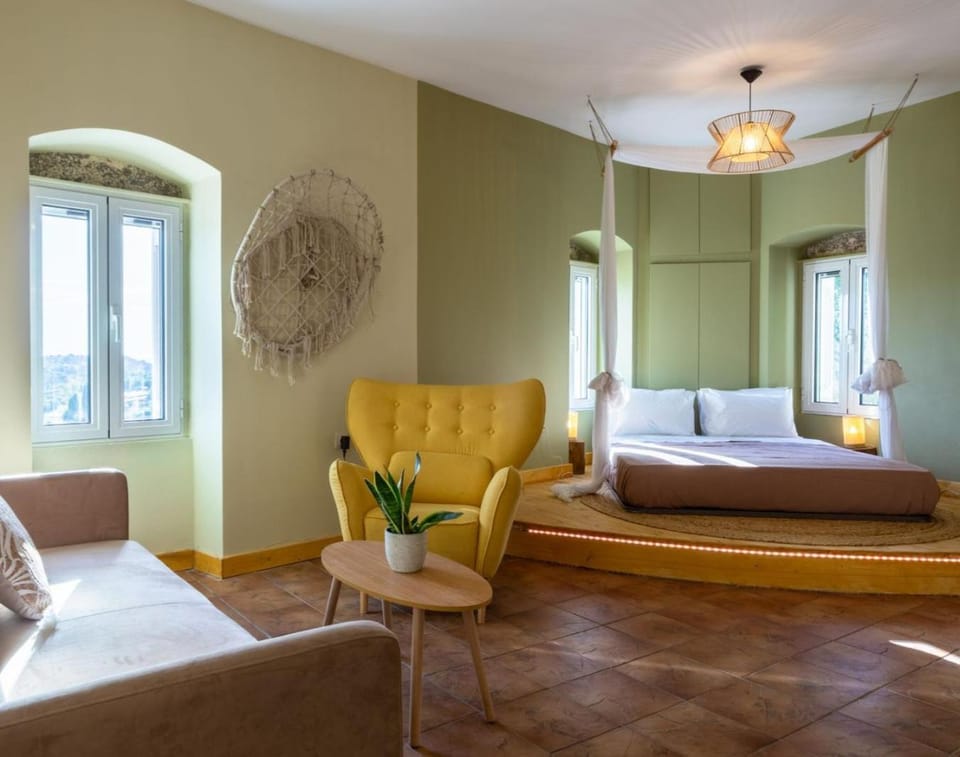 Bed, Living room, Photo of the whole room, Seating area, Bedroom