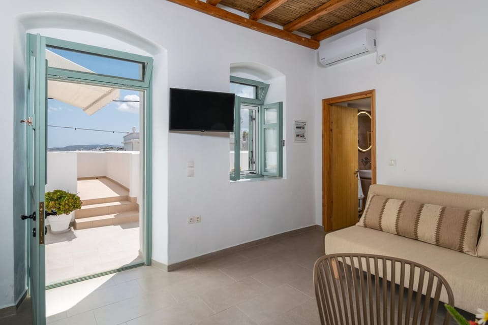 TV and multimedia, Living room, Seating area, air conditioner