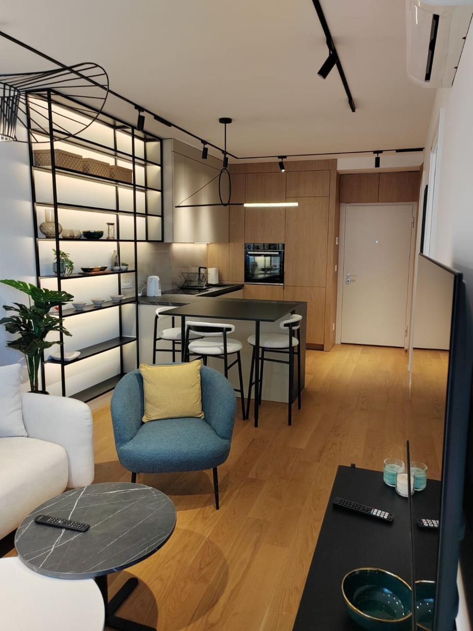 Kitchen or kitchenette, Living room, Seating area, Dining area