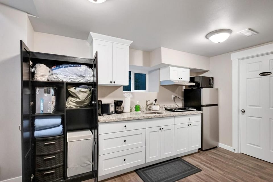 Coffee/tea facilities, Kitchen or kitchenette, stove, toaster