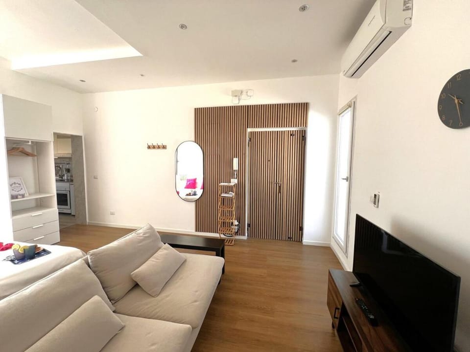 Lilacs and Lemonade Apartment in Bari