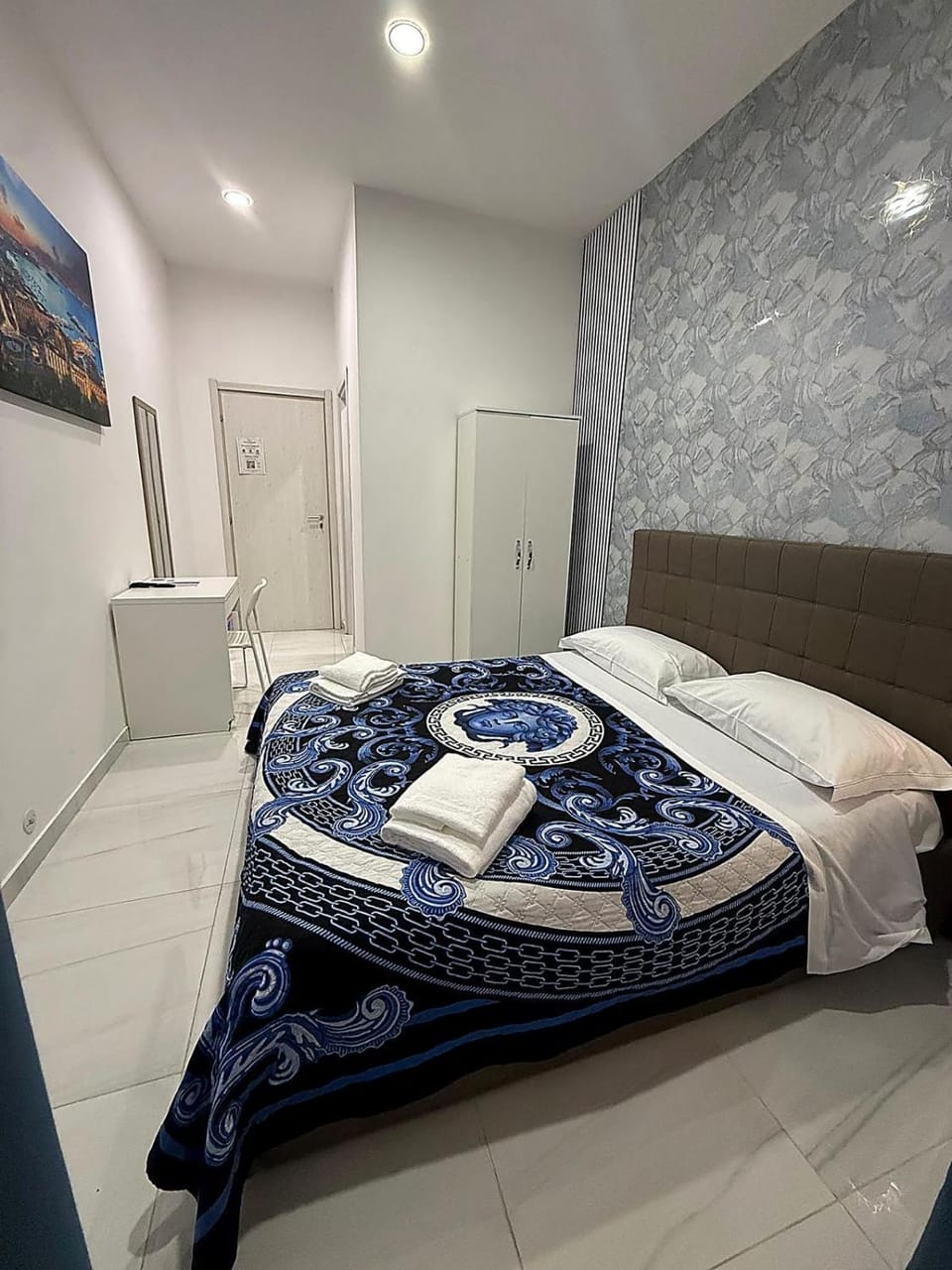 Bed, Photo of the whole room, Bedroom, towels
