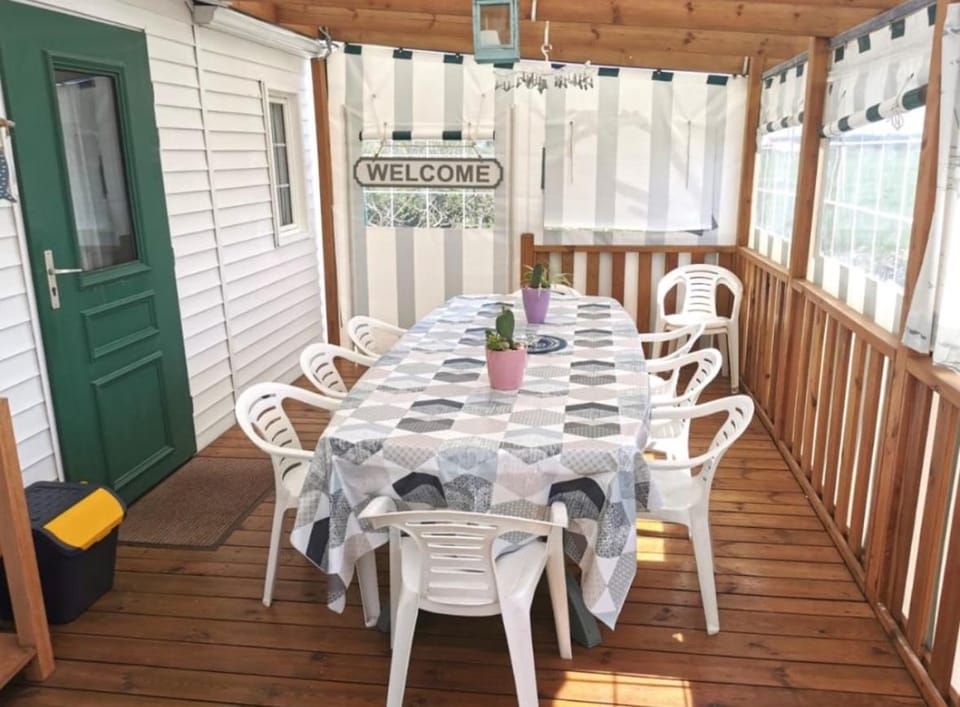 Patio, Dining area