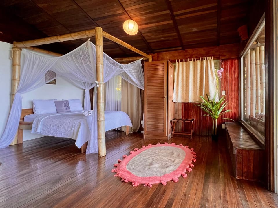 Iwa Zaru Sea view treehouse Free park tour & breakfast Bed and Breakfast in Quepos