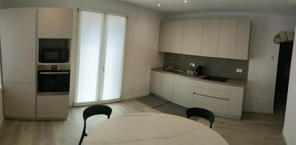 Coffee/tea facilities, Kitchen or kitchenette, Dining area, oven, stove