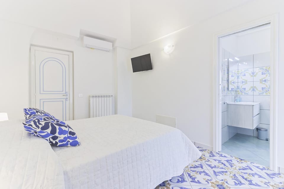 Bed, Bathroom, TV and multimedia, Photo of the whole room, Bedroom, towels, air conditioner