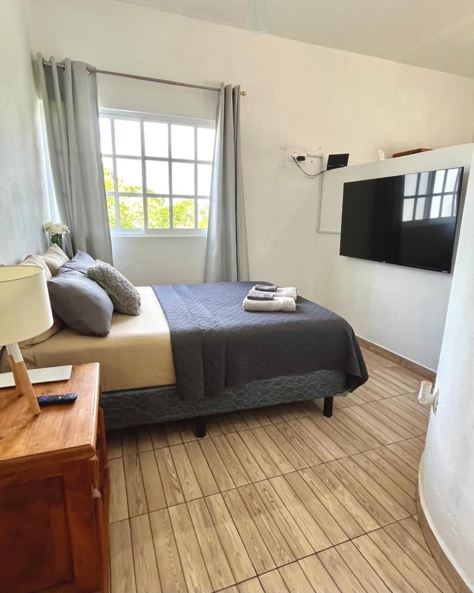 Bed, TV and multimedia, Photo of the whole room, Bedroom