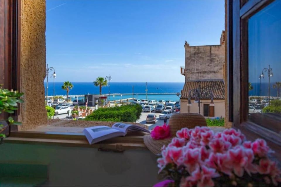 City view, Sea view