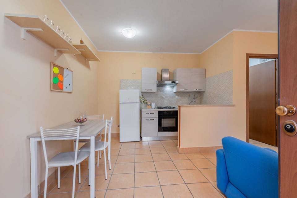 Kitchen or kitchenette, Dining area, oven, stove