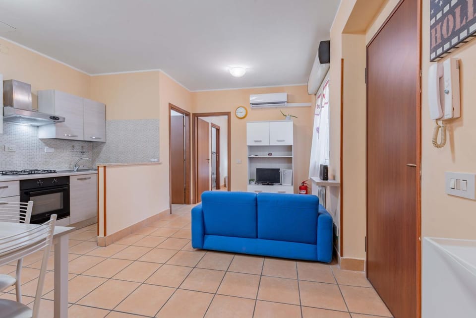 Kitchen or kitchenette, Living room, Seating area, Dining area, oven, stove