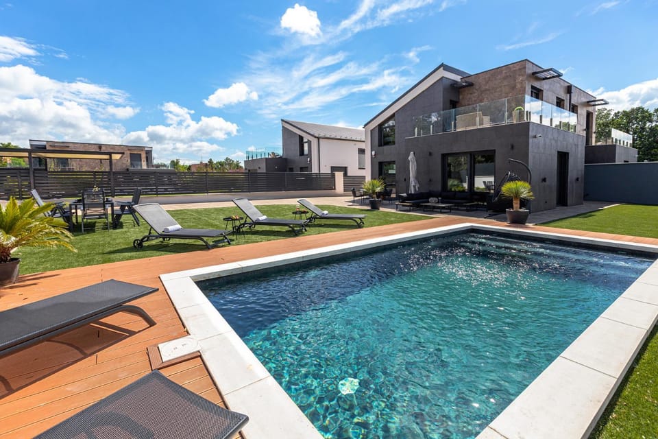 Property building, Patio, Spring, Day, Natural landscape, Garden, Garden view, Pool view, Swimming pool, Swimming pool, sunbed