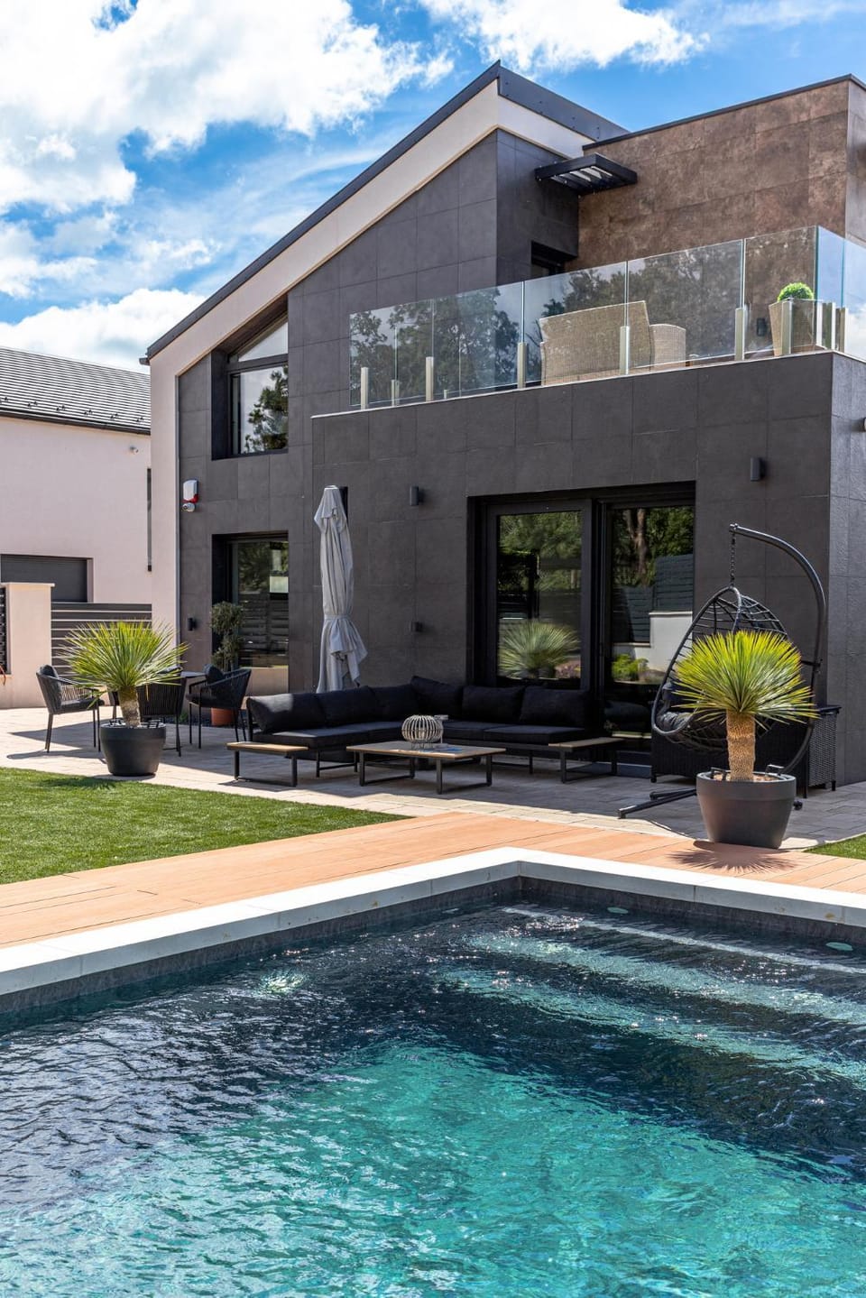 Property building, Patio, Day, Garden, Swimming pool, Swimming pool, sunbed