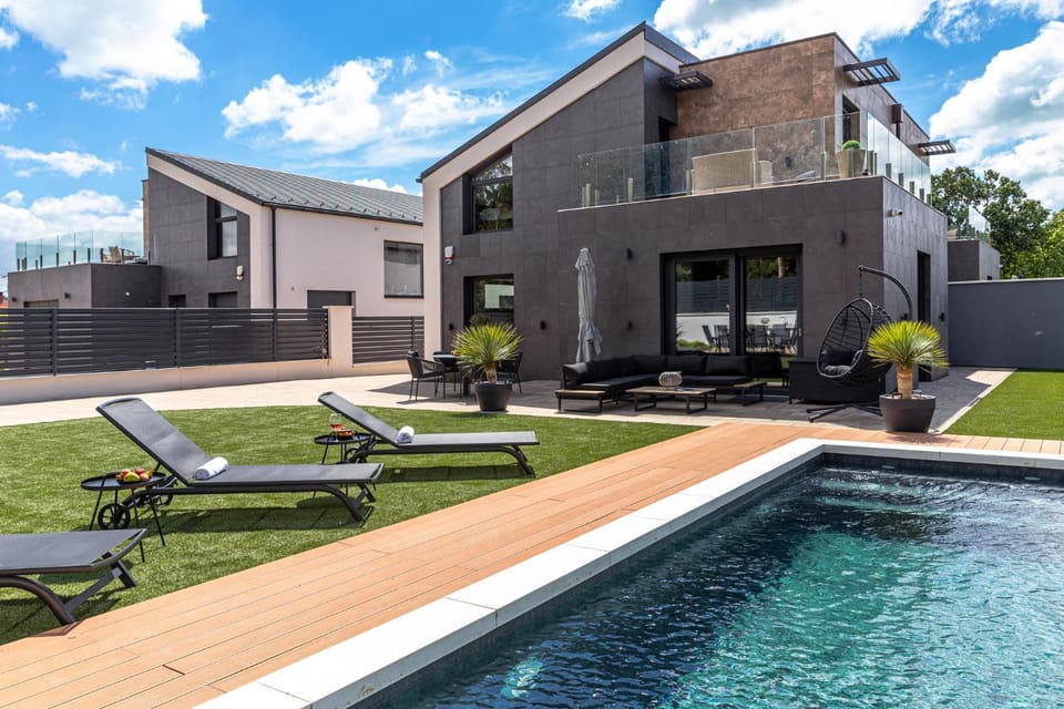 Property building, Patio, Spring, Day, Garden, Garden view, Pool view, Swimming pool, Swimming pool, sunbed