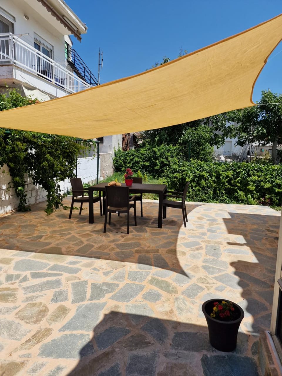 Property building, Patio, Day, Garden, Garden, View (from property/room), Balcony/Terrace, Dining area, Garden view