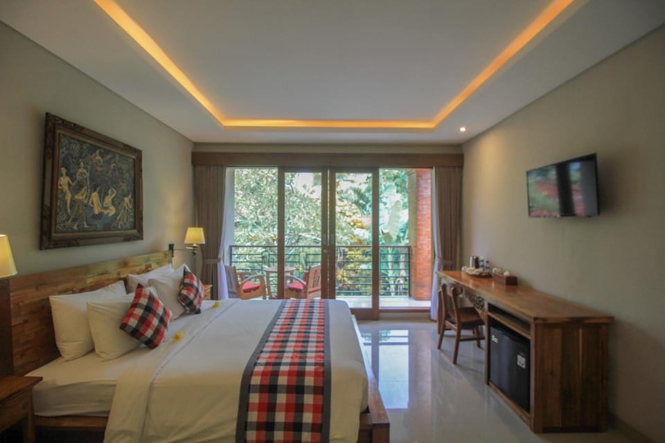 Bed, TV and multimedia, Bedroom, Garden view, oven