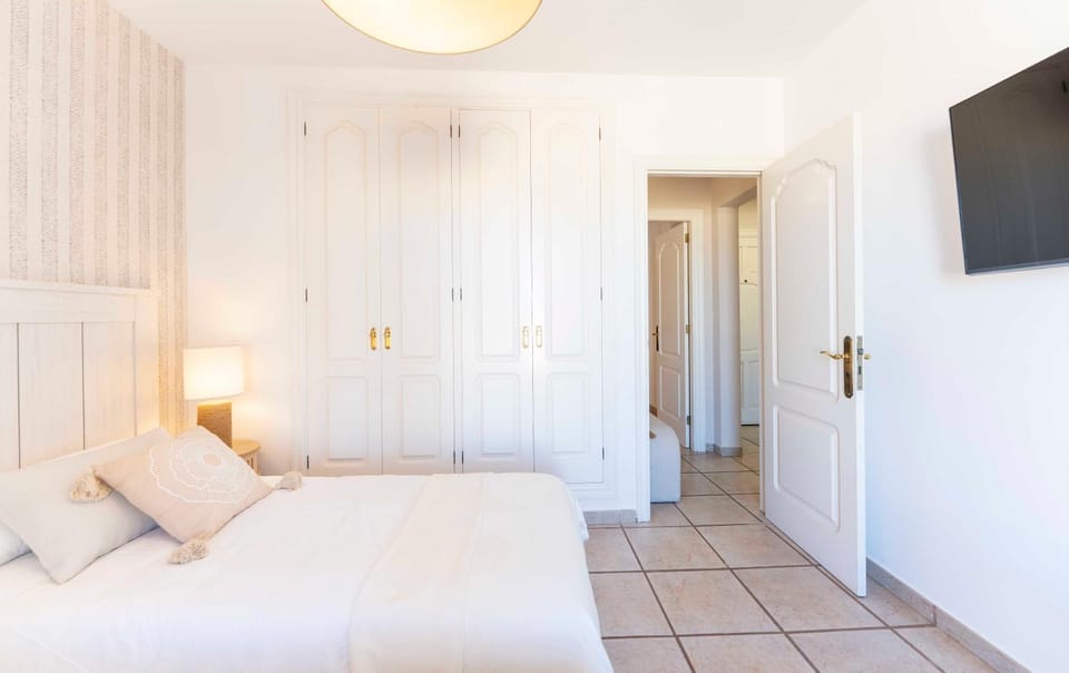 Bed, TV and multimedia, Bedroom, wardrobe