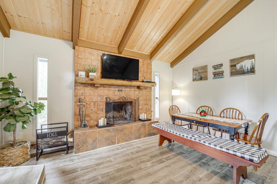 Near Fossil Creek & Trails: Scenic Pine Cabin! Cabin in Strawberry