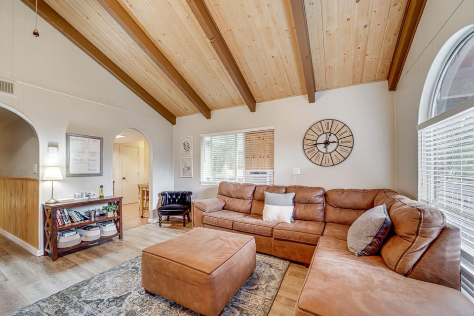 Near Fossil Creek & Trails: Scenic Pine Cabin! Cabin in Strawberry