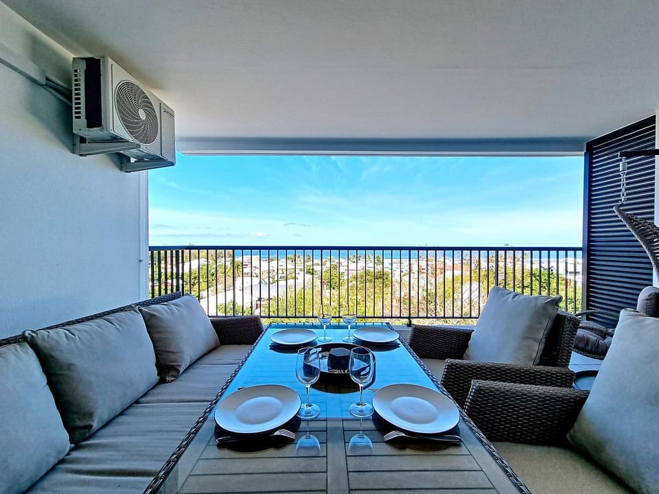 Natural landscape, View (from property/room), Balcony/Terrace, Seating area, Dining area, Sea view