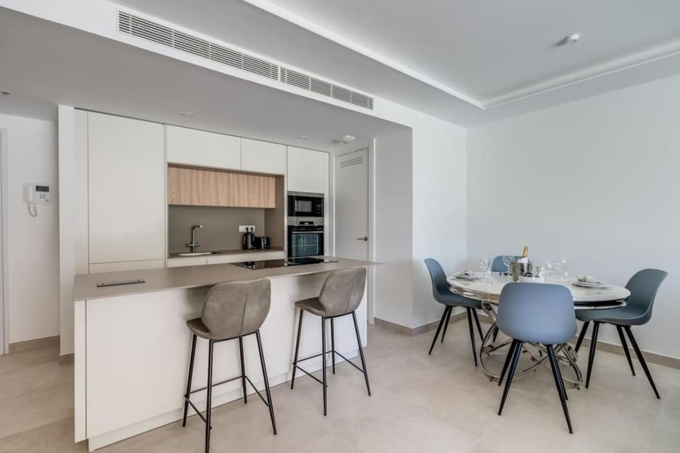 Coffee/tea facilities, Kitchen or kitchenette, Living room, Seating area, Dining area, oven, stove